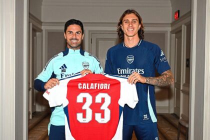 Michael Arteta y Riccardo Calafiori posan con la casaca y el dorsal número 33 en la presentación del italiano como nuevo jugador del Arsenal inglés.