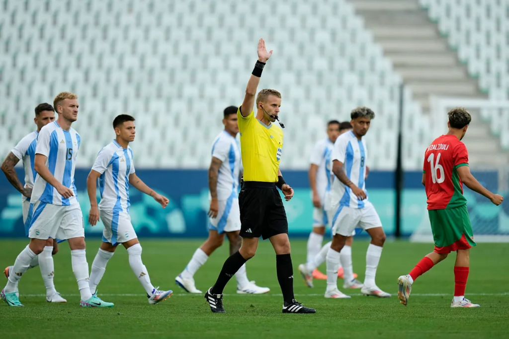 El árbitro del partido Glenn Nyberg se lleva el silbato a la boca y anula el gol del empate de Argentina ante Marruecos a instancias del VAR.